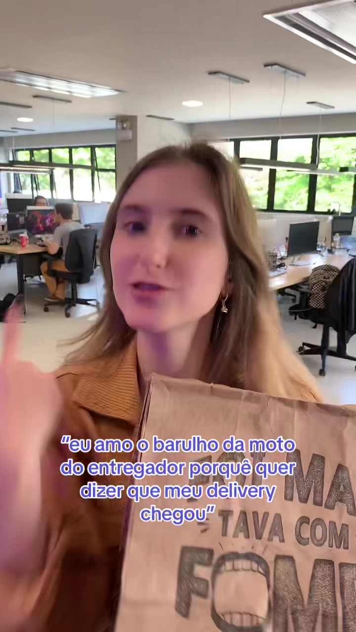"eu amo o barulho da moto do entregador porque quer dizer que meu delivery chegou"