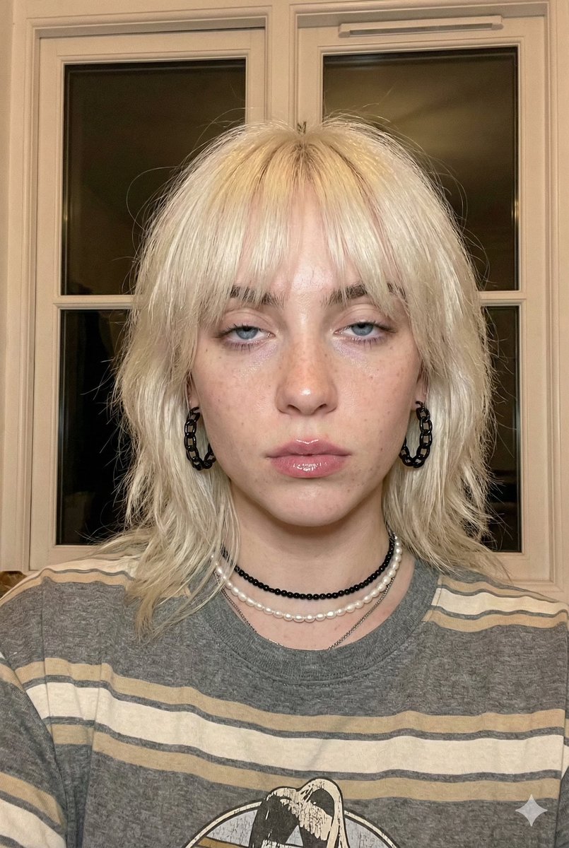 Profile / Avatar - Photorealistic Billie Eilish Selfie (Blonde Era)