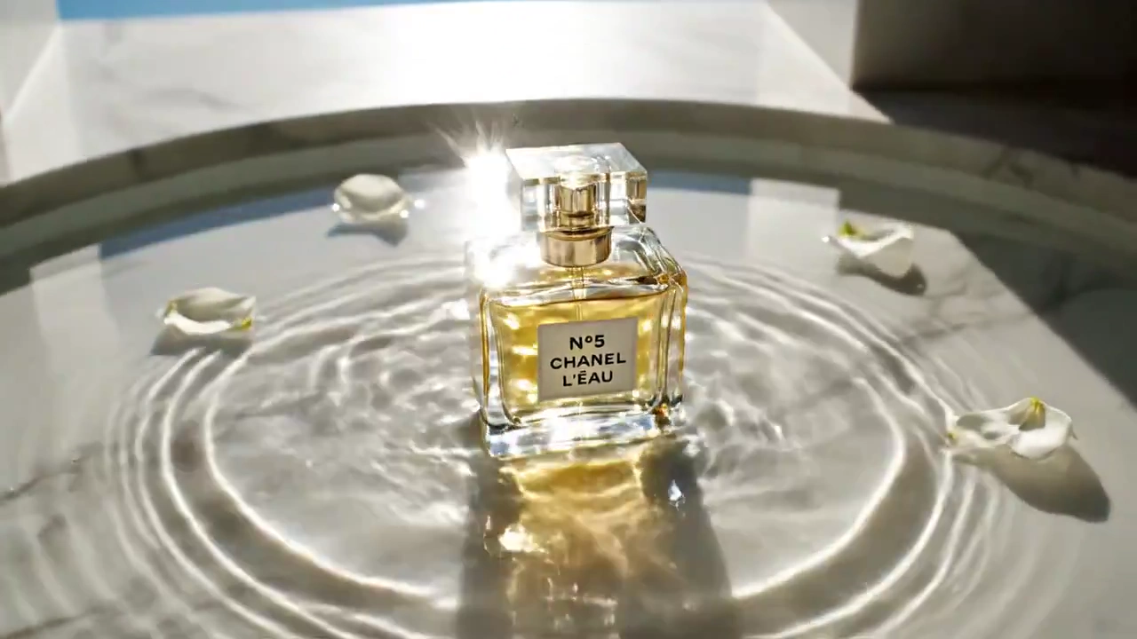 At Dawn, Elegance Awaits in Every Drop of Chanel N°5 L'EAU