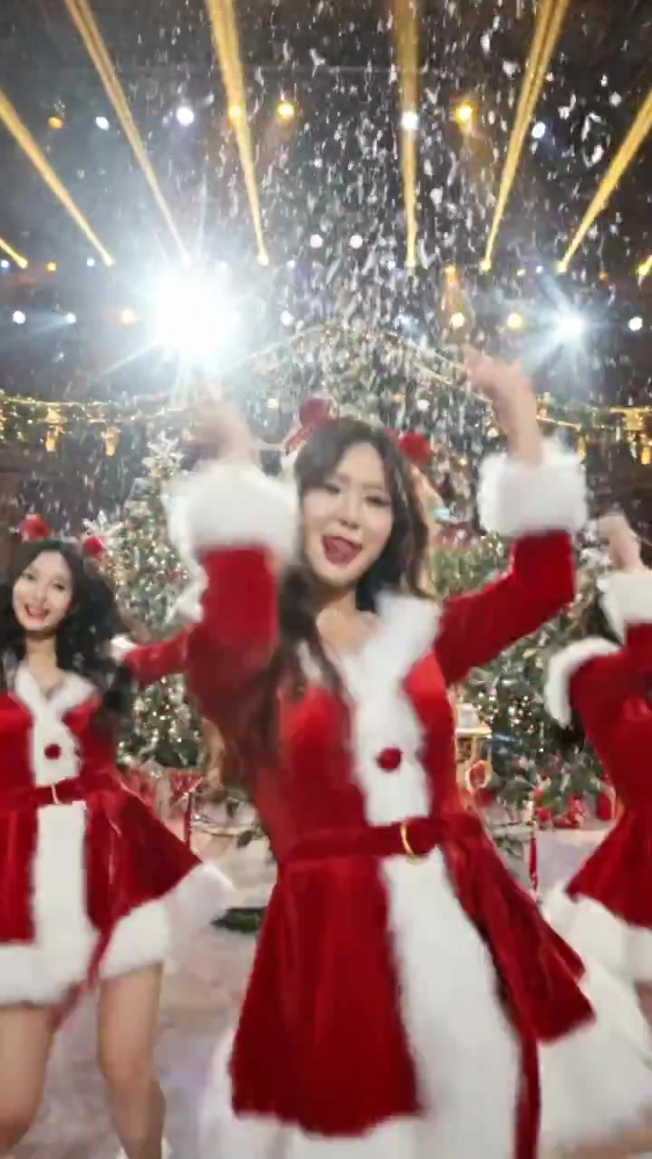 Festive K-Pop Magic: Girls Light Up Christmas Stage