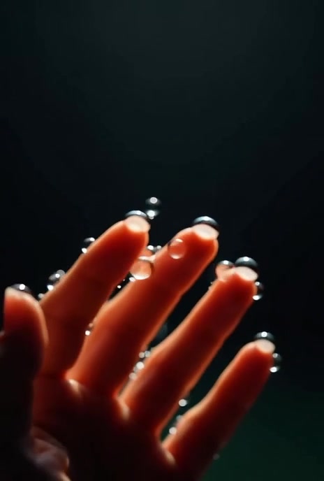 Levitation Illusion: Capturing Suspended Water Droplets