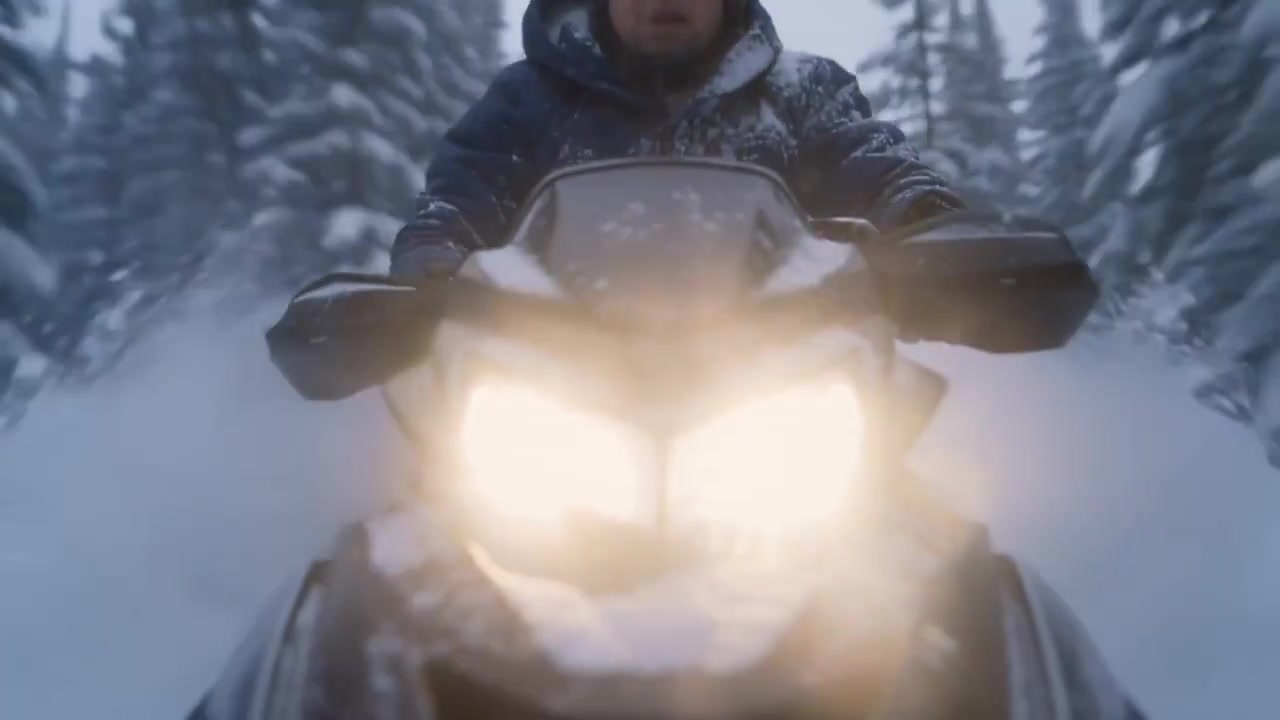Snowmobile Rush: Adrenaline in the Arctic