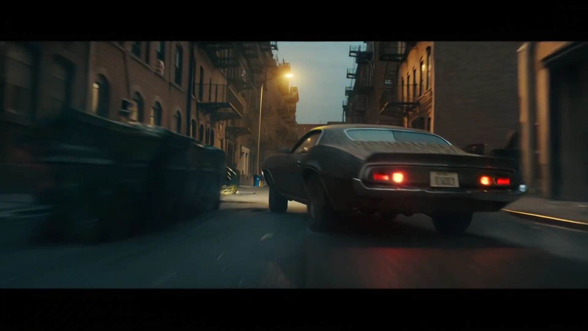 Urban Chase: Action Unleashed in Narrow Alleyways